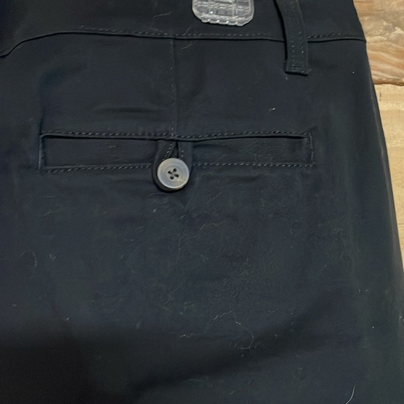 a.n.a Size 8 Black Bermuda Mid-rise 9” Inseam Soft Khaki Shorts with Pockets - Picture 8 of 11